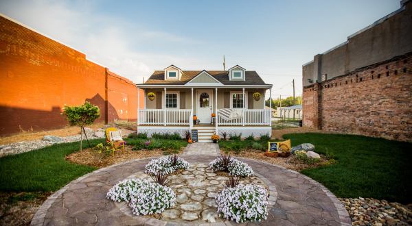 Sleep In A Picturesque Cottage In The Picture Park In Small Town Kansas