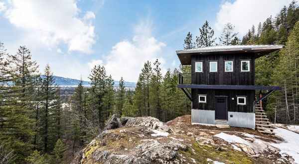 Perched Atop A Cliff, The Views From This Fire Lookout Airbnb In Idaho Will Fill You With Pure Awe