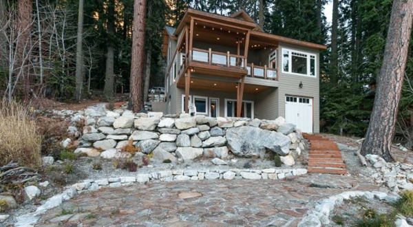 Relax In A Hot Tub On Lake Wenatchee With A Stay At The Lazy Bear Lodge In Washington