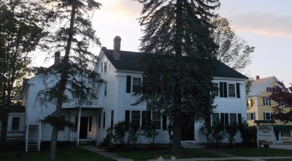 The Chapman Inn In Maine Is So Haunted It Has A Special Certification To Prove It