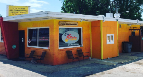 Enjoy A Movie And Homemade Barbecue At The Pitts, A Backyard BBQ Joint In Virginia You'll Love