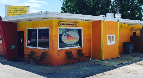 Enjoy A Movie And Homemade Barbecue At The Pitts, A Backyard BBQ Joint In Virginia You’ll Love