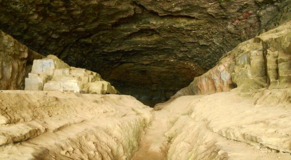 This Cave Hike In Illinois Is One Of The Scariest Haunted Hiking Trails In The U.S.