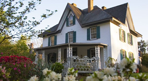 Stay Overnight In A 171-Year-Old Hotel That’s Said To Be Haunted At Charles City In Virginia