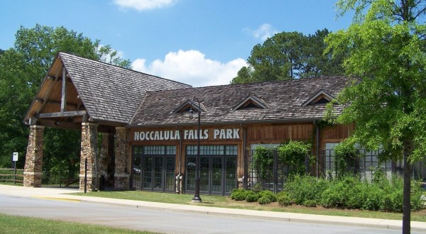 Enjoy Mini Golf, A Train Ride, Hiking, And So Much More At Noccalula Falls Park In Alabama