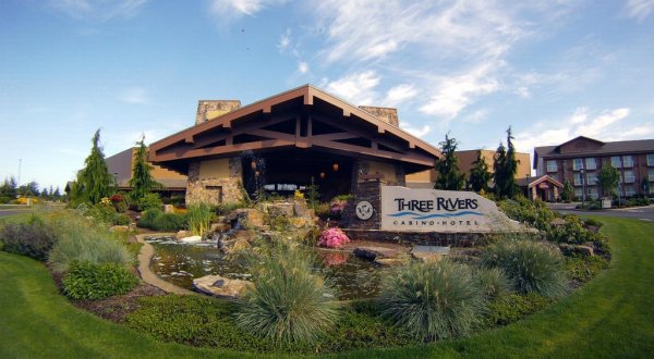 Golf, Dine, And Try Your Luck At Three Rivers Casino In Florence, Oregon