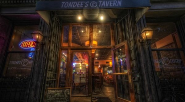 Sip Wine And Mingle With Ghosts At Tondee’s Tavern, A Famous Haunted Bar In Georgia
