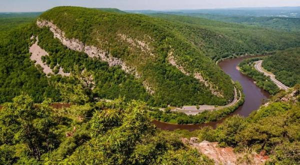Mount Tammany Is A Challenging Hike In New Jersey That Will Make Your Stomach Drop
