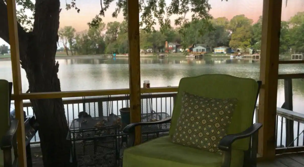 Get Away For The Night And Enjoy Lakeside Cabin Views You Won’t Want To Give Up For Anything In Kansas