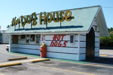 Open For 50 Years, The Dog House In North Carolina Serves Up Delicious Chili-Smothered Hot Dogs