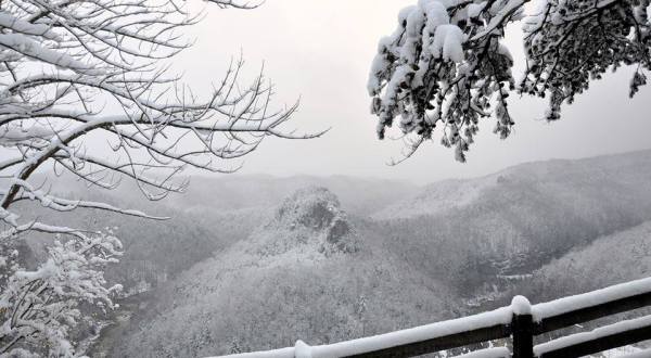 This Park In The Kentucky Mountains Transforms Into A Winter Wonderland That’s Perfect For Snowy Hikes