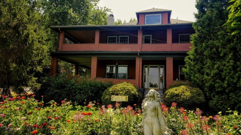 Surrounded By New York's Wine Country, The 1922 Starkey House Is A Dreamy B&B