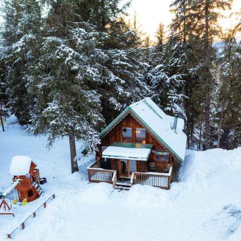 Huddle Up In This Girdwood Cabin After A Day Playing In Alaska's Winter Wonderland