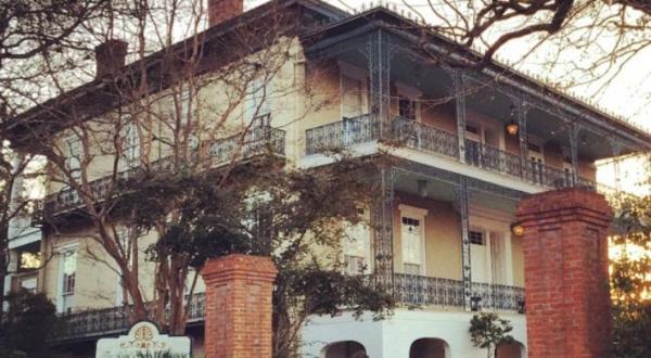 Stay Overnight In A 164-Year-Old Inn That’s Said To Be Haunted At Duff Green Mansion In Mississippi