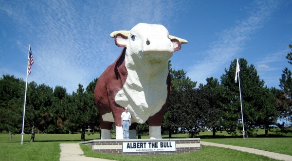 8 Roadside Attractions And Quirky Sights That Every Iowan Should Add To Their Bucket List