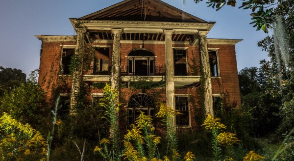 Arlington, An Incredible Antebellum Landmark In Mississippi, Is Slowly Fading Away