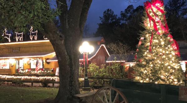 A Holly Jolly Time Is Practically Guaranteed At Landrum’s Christmas Candlelight Tour In Mississippi    