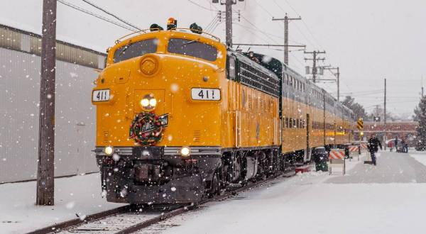 Watch The Illinois Countryside Whirl By On This Unforgettable Christmas Train
