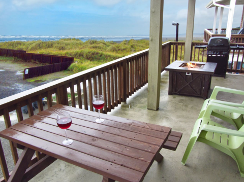 Stay Cozy And Sleep Next To The Ocean In This Warm Washington Beach House