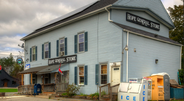 The Charming Maine General Store That’s Been Open Since Before The Civil War
