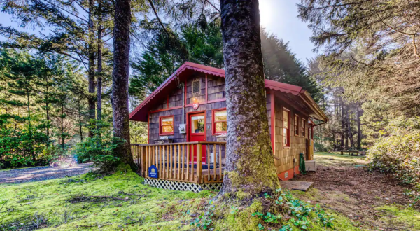 This Cozy Cottage In Oregon Is Just 75 Yards From The Beach