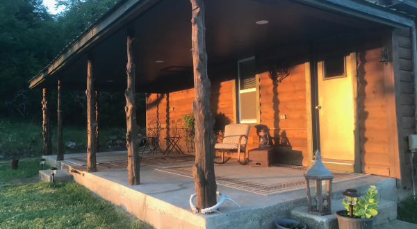 Have A Whole Modern Cabin To Yourself In Uniontown, Kansas For A Scenic Small Town Stay
