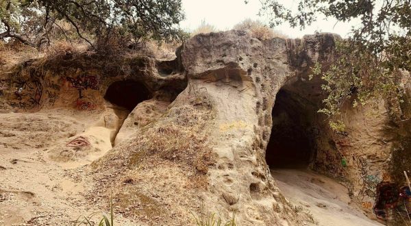 The Spooky Hiking Trail In Southern California, Vanalden Cave Trail, Will Lead You Straight To A Little-Known Cave