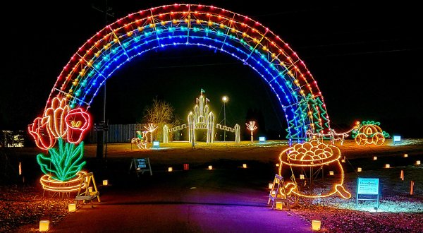 Drive Through 2.5 Miles Dotted With Over One Million Lights At Galaxy Of Lights In Alabama