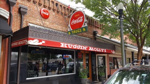 Huggin' Molly's Is A 1950's-Style Restaurant In Alabama That's Named After One Of The State's Most Famous Ghosts