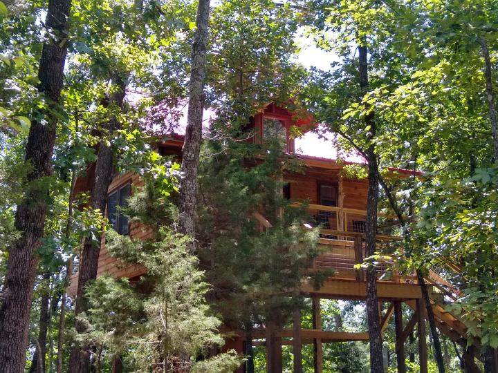 Lil' Red Enchanted Treehouse Arkansas
