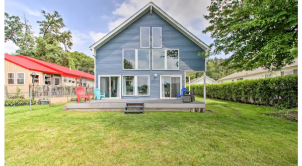 Forget The Resorts, Rent This Charming Waterfront Lake House In Indiana Instead