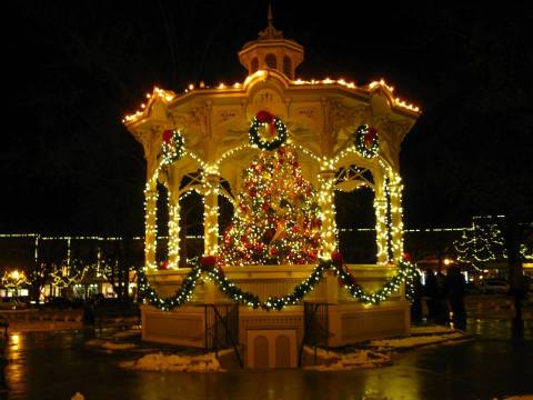 These 8 Small Towns In Ohio Honor Christmas In The Most Magical Way