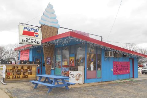 Visit Dairy Island, The Small-Town Diner In Wisconsin That's Been Around Since The 1990s