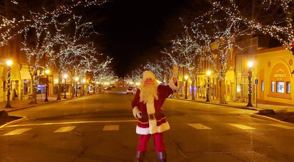 These 7 Small Towns In Iowa Honor Christmas In The Most Magical Way