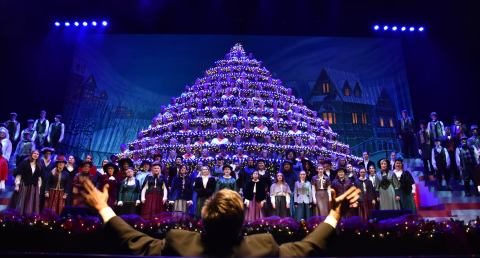 Portland's Singing Christmas Tree In Oregon Has Never Missed A Performance In 58 Years