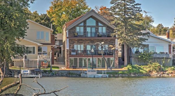 Forget The Resorts, Rent This Charming Waterfront House In Iowa Instead