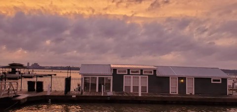 Forget the Resorts, Rent This Charming Waterfront Houseboat in Illinois Instead