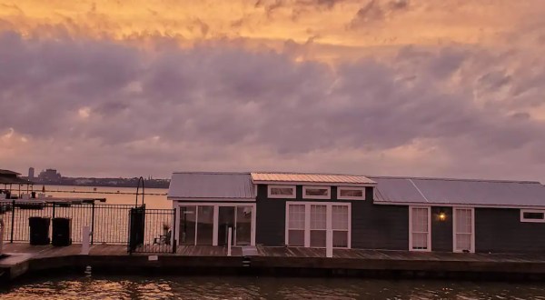 Forget the Resorts, Rent This Charming Waterfront Houseboat in Illinois Instead