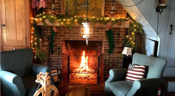 This Historic 1800s Log Cabin In Indiana Gets All Decked Out For Christmas Each Year