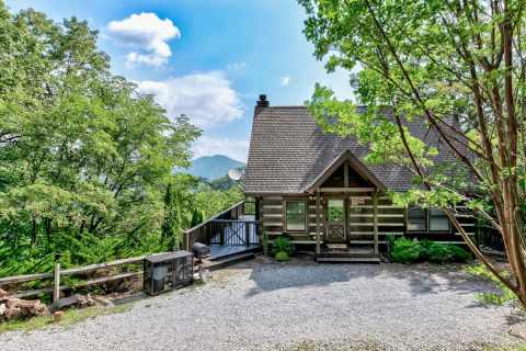 You Won't Believe The Views From The Hot Tub At This Secluded Tennessee Mountain Cabin