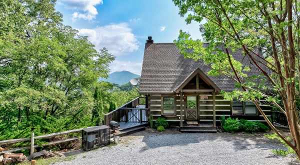 You Won’t Believe The Views From The Hot Tub At This Secluded Tennessee Mountain Cabin