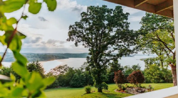 Forget The Resorts, Rent This Charming Waterfront Lake House In Missouri Instead