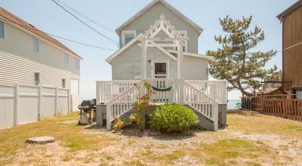 Forget The Resorts, Rent This Charming Waterfront Beach Cottage In Connecticut Instead