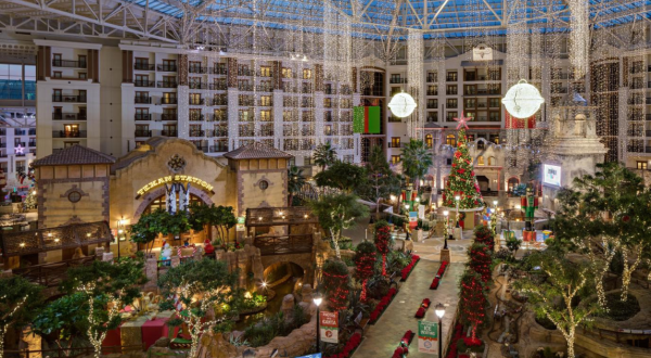 The Gaylord Texan Hotel In Texas Gets All Decked Out For Christmas Each Year