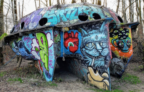 The Abandoned UFO Boat On Oregon's Collins Beach Is A Graffiti Masterpiece