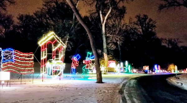 North Dakota’s Enchanting 1.7-Mile Holiday Lights In Lindenwood Park Drive-Thru Is Sure To Delight