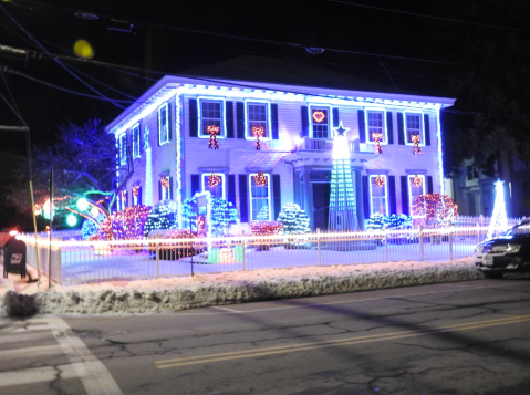 You've Gotta See These 5 Spectacular Neighborhood Christmas Light Displays In Maine