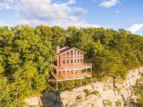 This Clifftop Cabin Has Some Of The Most Breathtaking Views In Tennessee