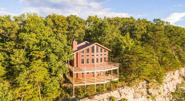 This Clifftop Cabin Has Some Of The Most Breathtaking Views In Tennessee