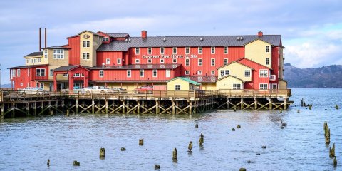 The Cannery Pier Hotel In Oregon Sits Right Over The Columbia River And It's Stunning